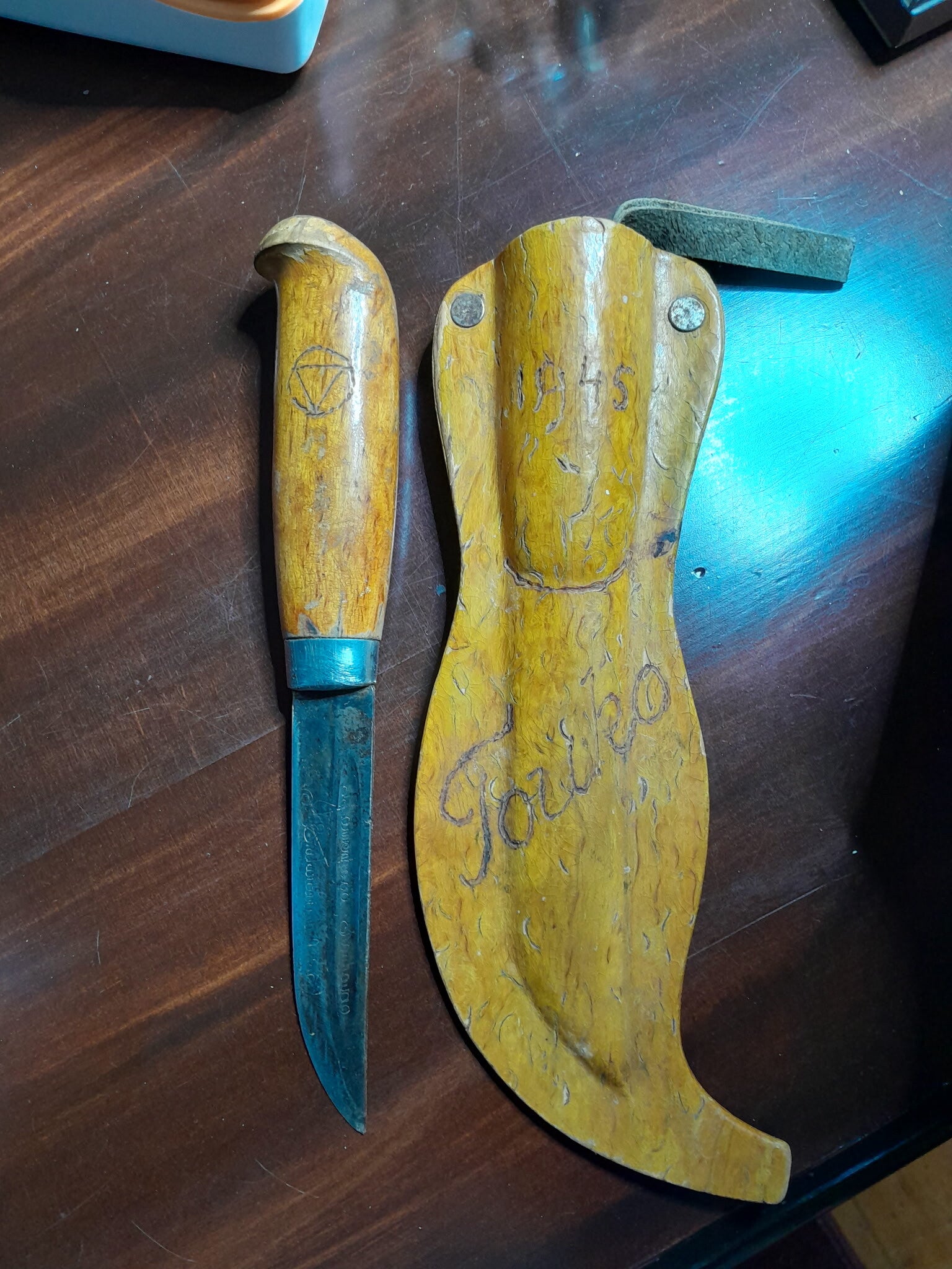 Antiikkinen puukko puhdetyö