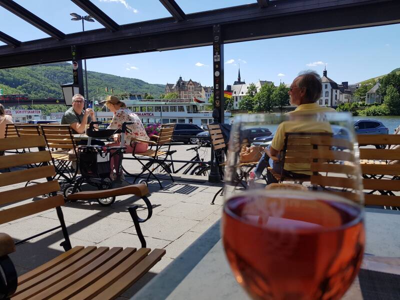 Heerlijk borrelen aan de moezel op 1 van de vele terrassen