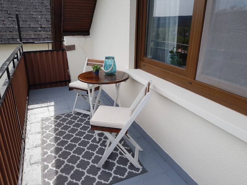 zonnen met een glas rosé op balkon