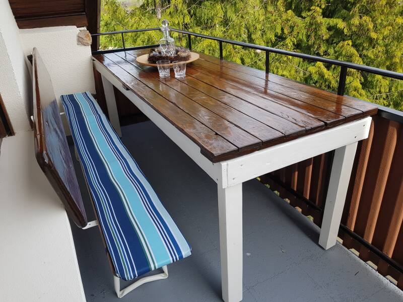 Dineren, lunchen of ontbijten aan de eettafel op het balkon