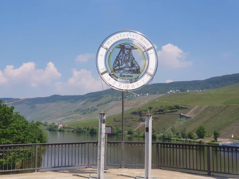 Mooi uitzicht over de wijnvelden en de Moezel