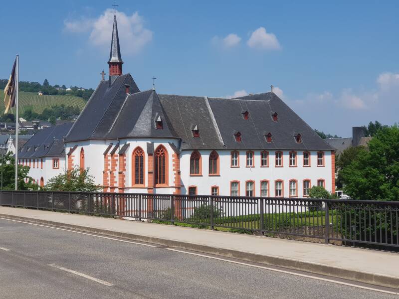 Culturele gebouwen bezoeken oa kerken kapellen of wijnkelders