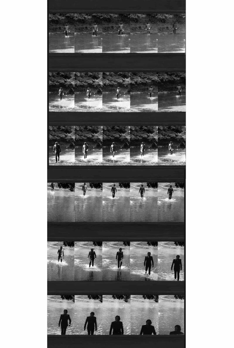 Verticale fotografische montage van de sculptuur - 'Anonymous river walk (a man aims to step twice into the same river)', 2015