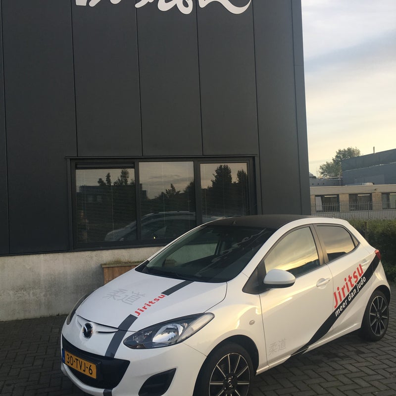 Auto ontworpen en beletterd