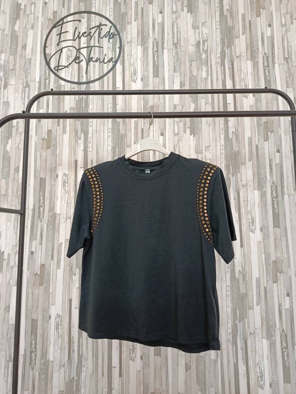 CAMISETA NEGRA TACHUELAS