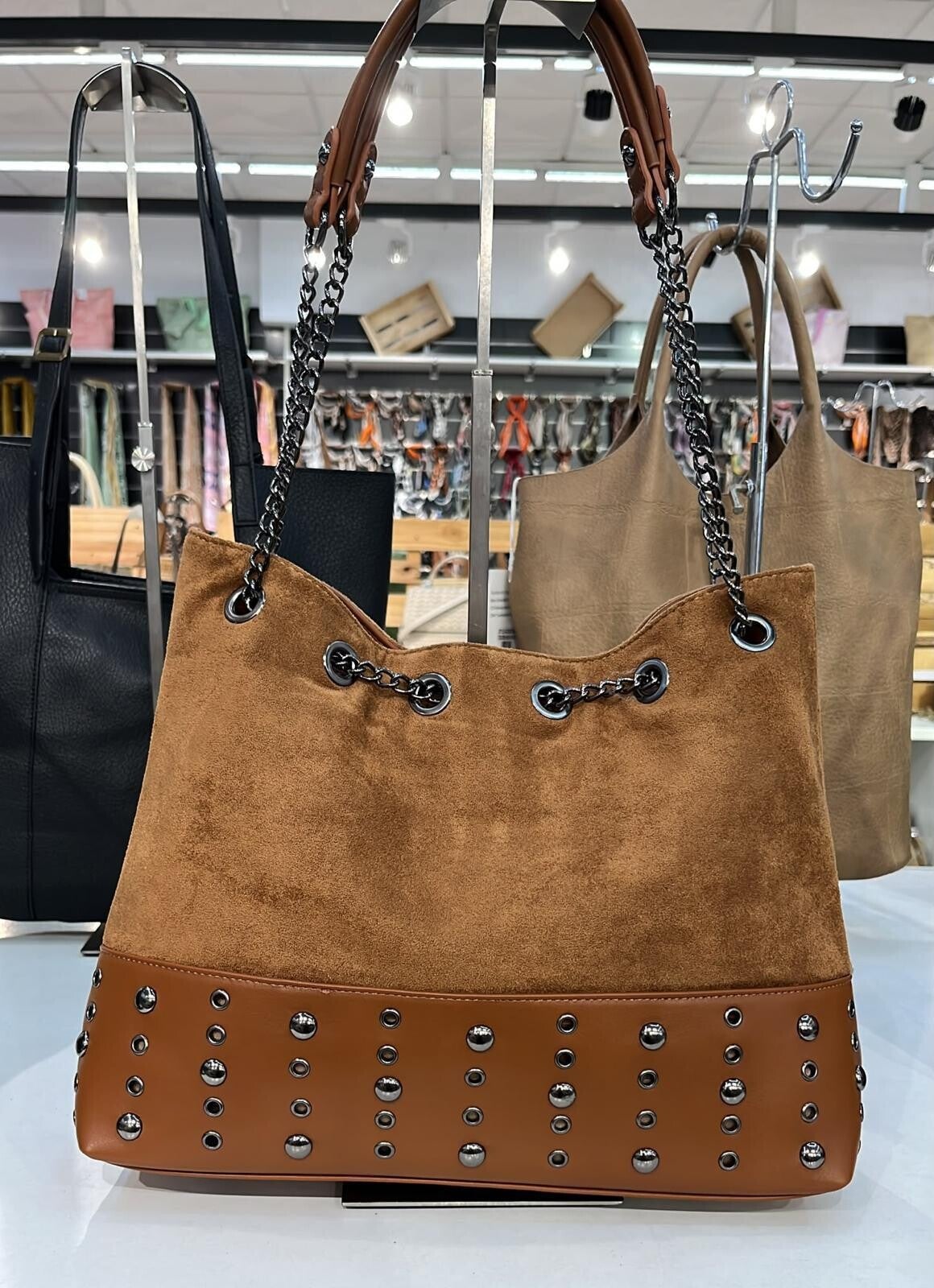 BOLSO DE ANTELINA CON TACHUELAS