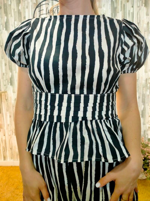 BLUSA RAYA NEGRA Y BLANCA