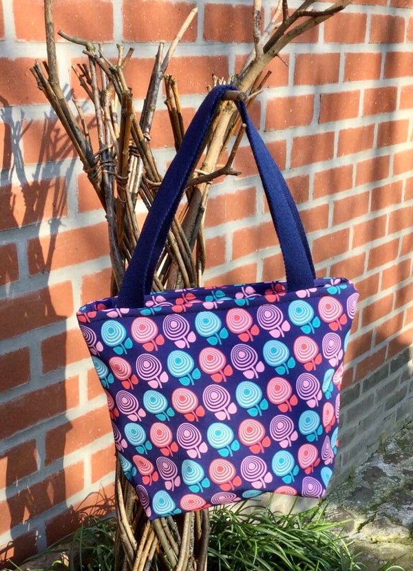 Blauw met kleurige bloemen