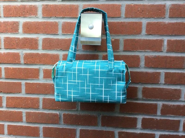 Blauwe tas met witte strepen