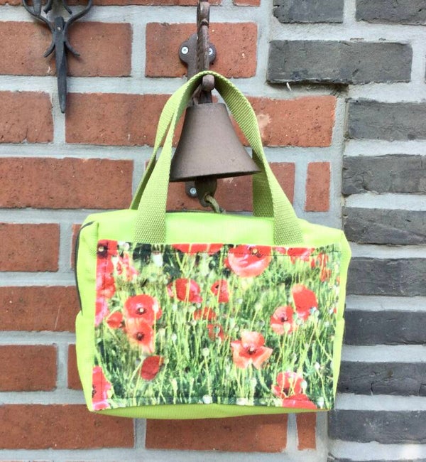 Kleine tas met klaprozen