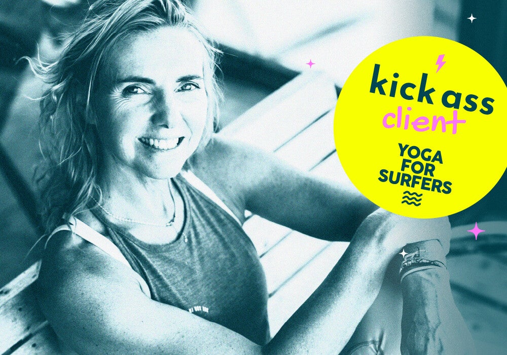 Kick ass client Bellatrix van Wingerden, auteur van het Yoga For Surfers boek. Een portretfoto van haar in groentinten met daarop de sticker Kick ass client