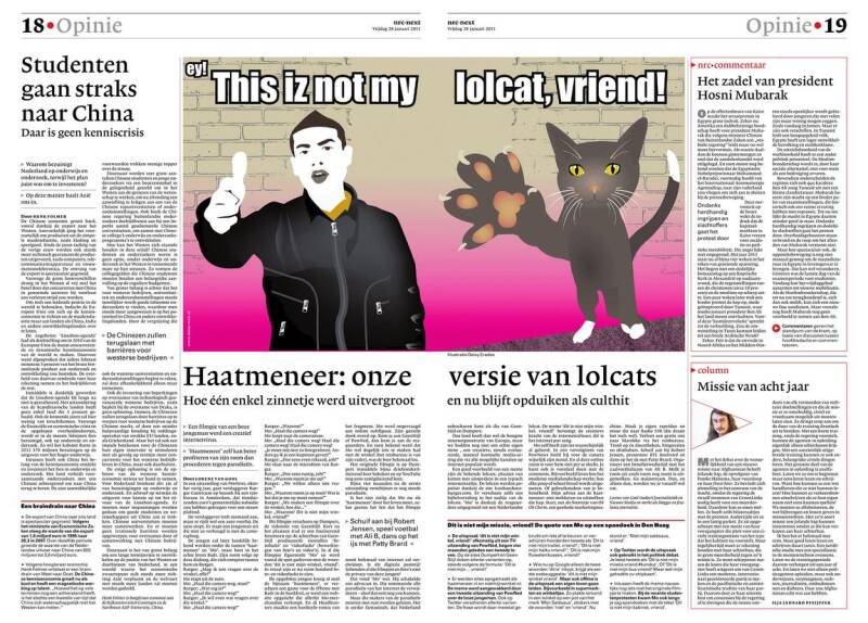 NRC NEXT spread met illustratie bij artikel over de 'haatmeneer' Je ziet een meme getekend van een jonge jongen en daarnaast een kat. De tekst is: Ey! This iz not my lolcat, vriend!'