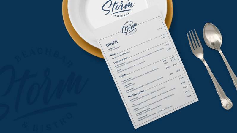 Storm beachbar & bistro - menukaart naast een dinerbord met bestek