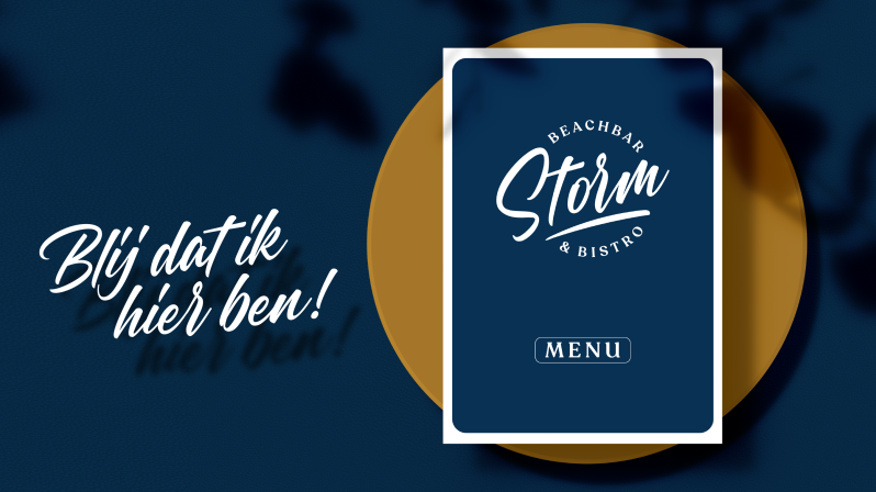 Storm beachbar & bistro - menukaart op een bord met daarnaast de slogan, blij dat ik hier ben