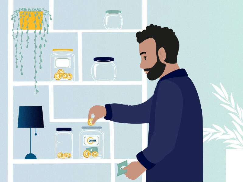 Een man met donkere krullen stopt geld in de potjes in zijn open kast. Er staan ook een schemerlamp en een plant in.