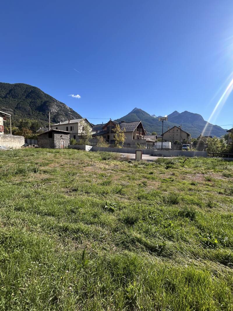 Très beau terrain pour réaliser votre projet immobilier / 657 m² / Briançon 05100