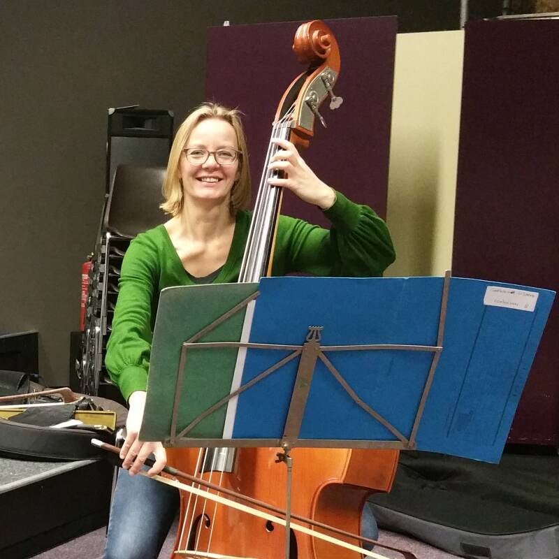 Catharine Kloens, therapeut bij Angstvrij met Kloens speelt in haar vrije tijd contrabas bij de Orchestvereeniging Dordrecht
