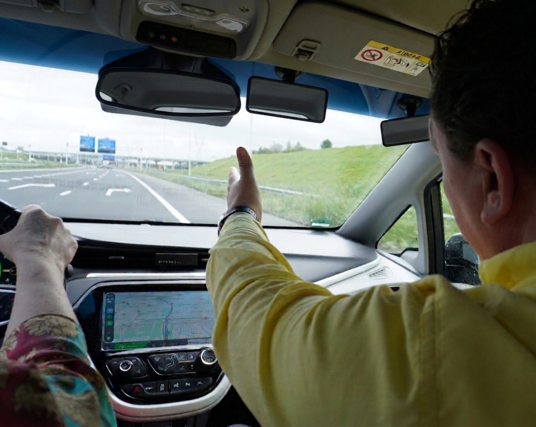 Onno Knoth, rijinstructeur en rijangstcoach in de auto met een klant