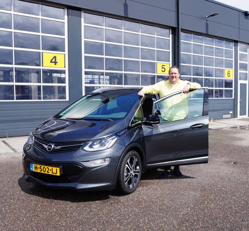 Onno Knoth, bevoegd rijinstructeur en rijangstcoach poserend voor zijn auto