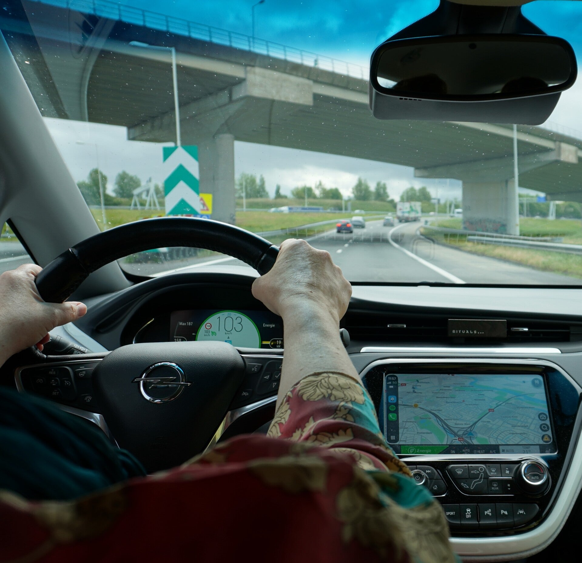vrouw achter het stuur op de snelweg - rijangstvrij met Kloens & Knoth