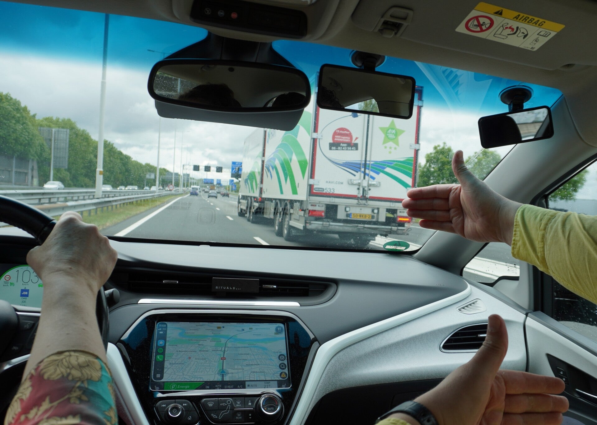 Onno Knoth, rijinstructeur en rijangstcoach in de auto met een klant