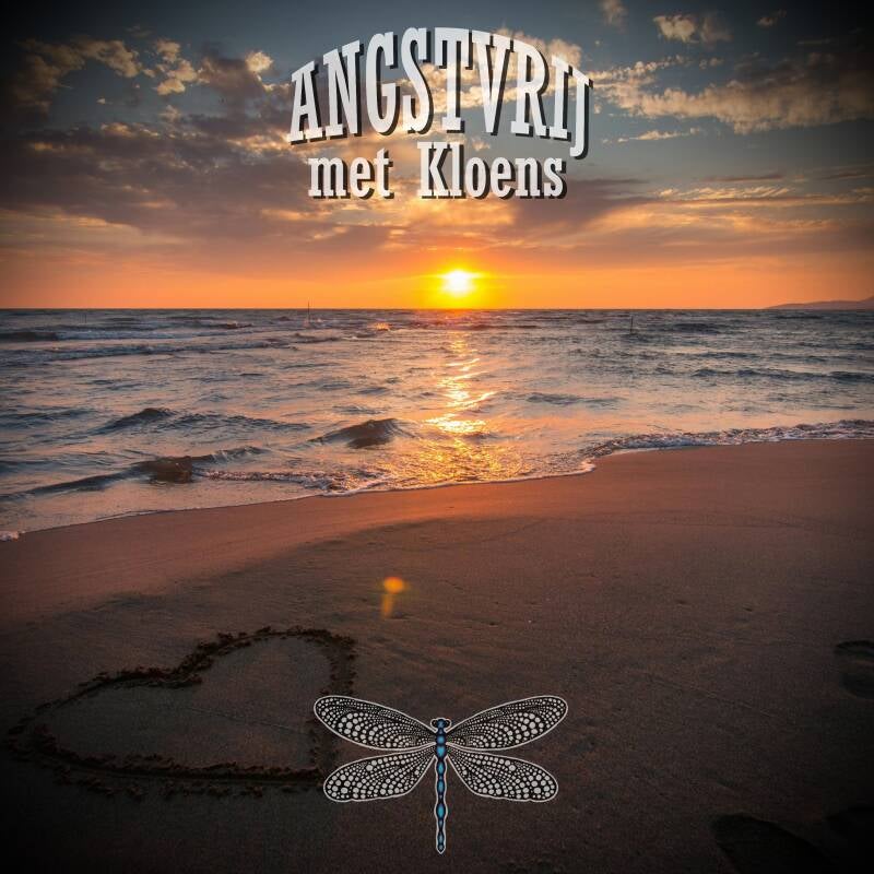 Zonsondergang met hart in het zand getekend met betekenis een mooie herinnering, bij het blog Hoe je mooie herinneringen gebruikt om stress en angst te verminderen