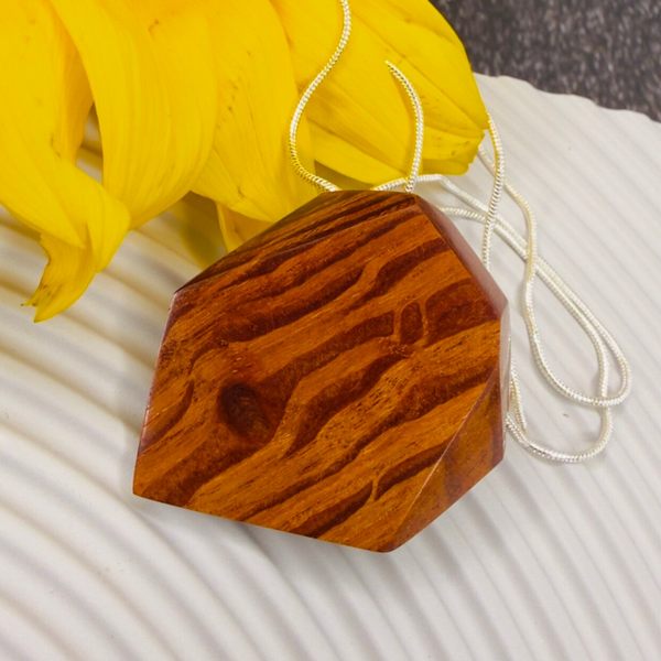 Timber gemstone pendant - Lace Buloke