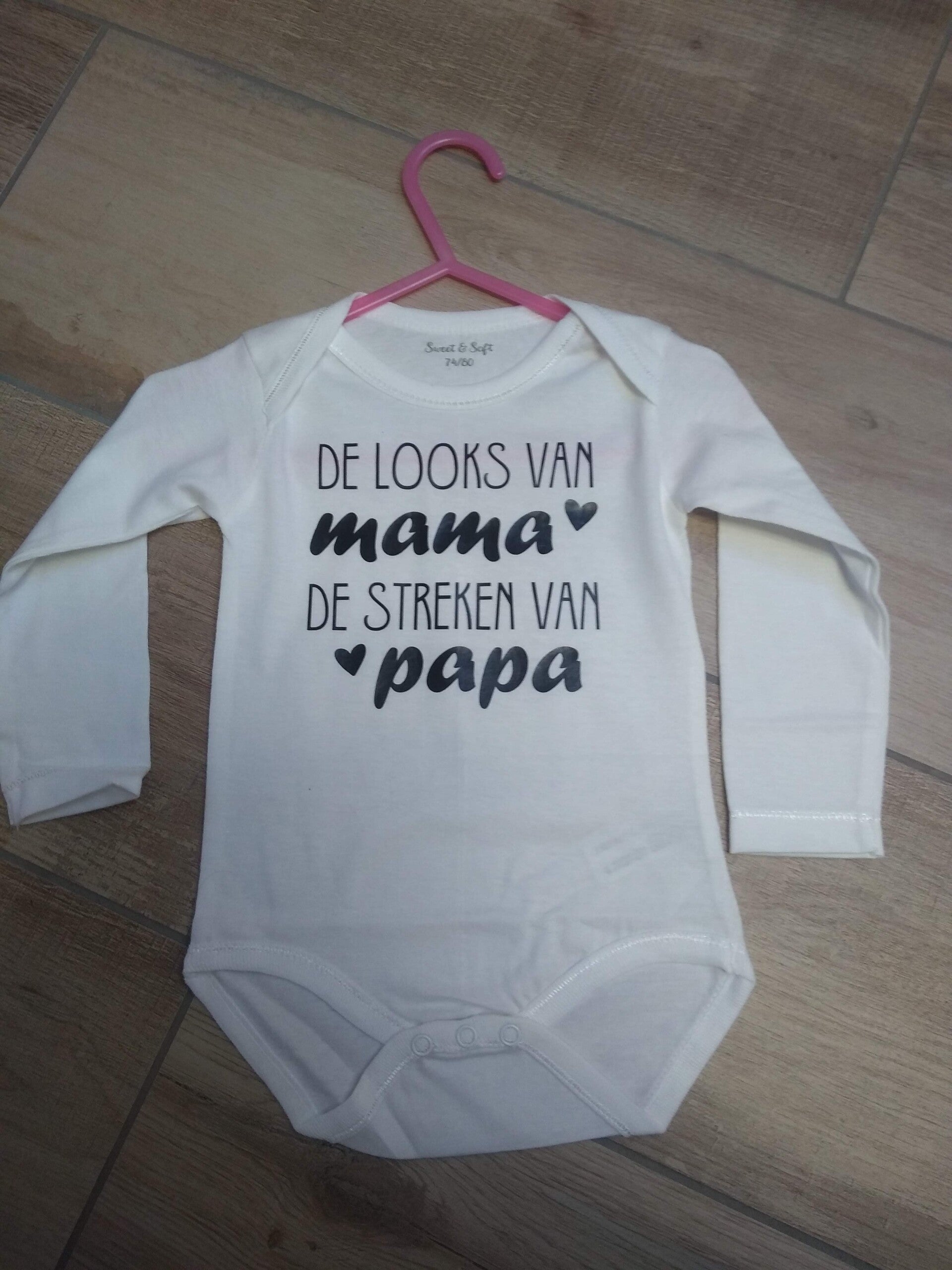 Rompertje 'De looks van mama, de streken van papa'