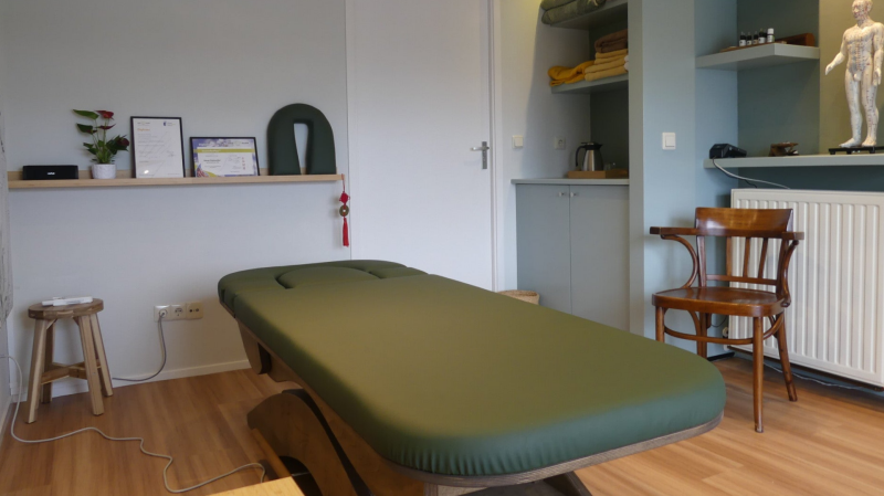 De praktijkruimte met massagetafel