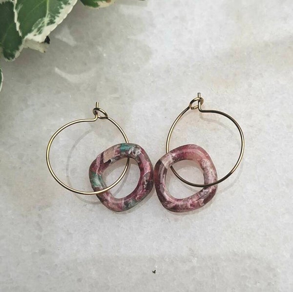 Winter Berry oval rings — de goudkleurige hoepel met een twist