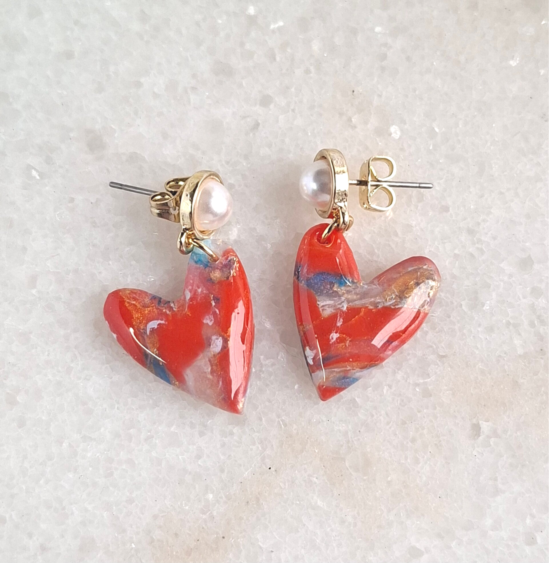 Royal hartjes oorbellen met parelknopje