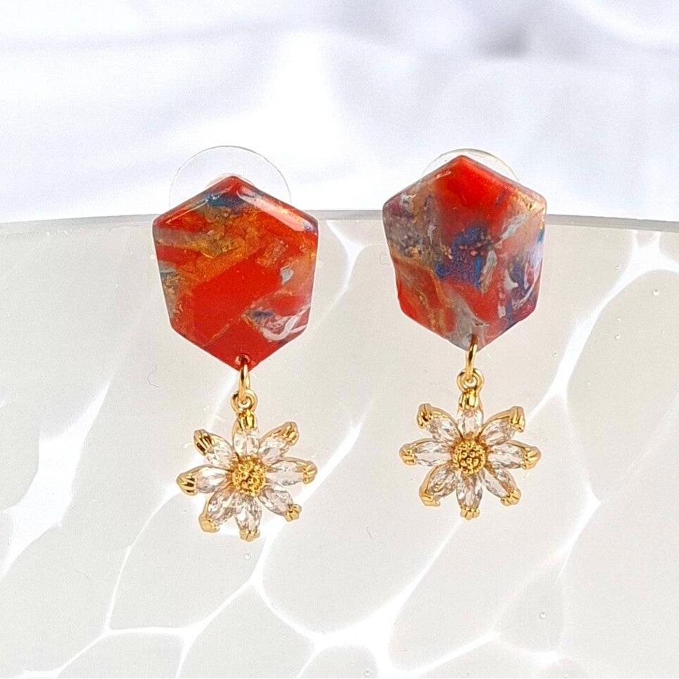 Royal hexagon oorbellen met strassbloemetje