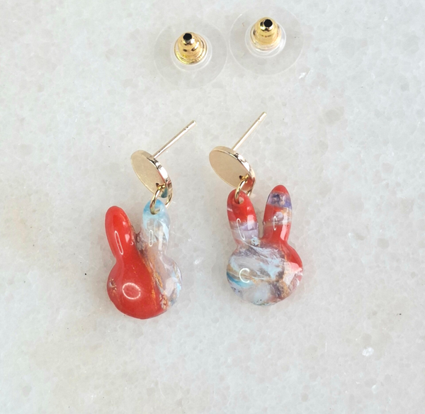 Royal konijntjes oorbellen, in blauw-rood gemarmerd.