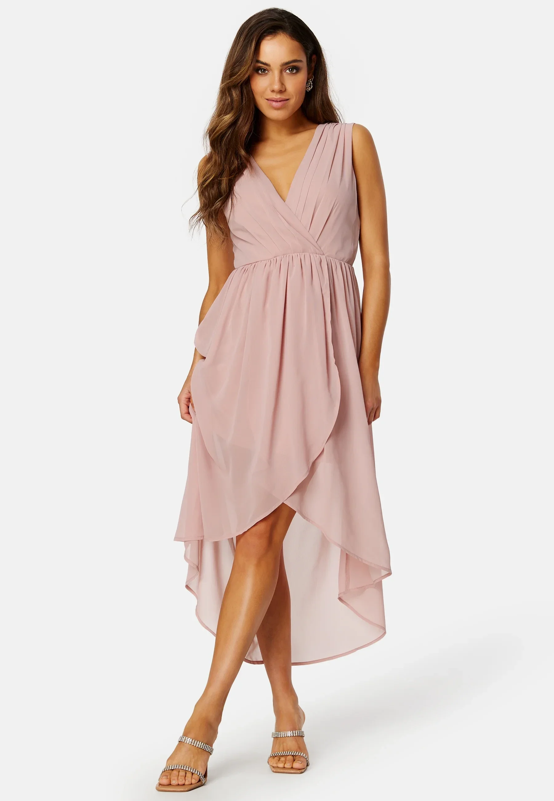 Een model met een zacht roze high low jurk  