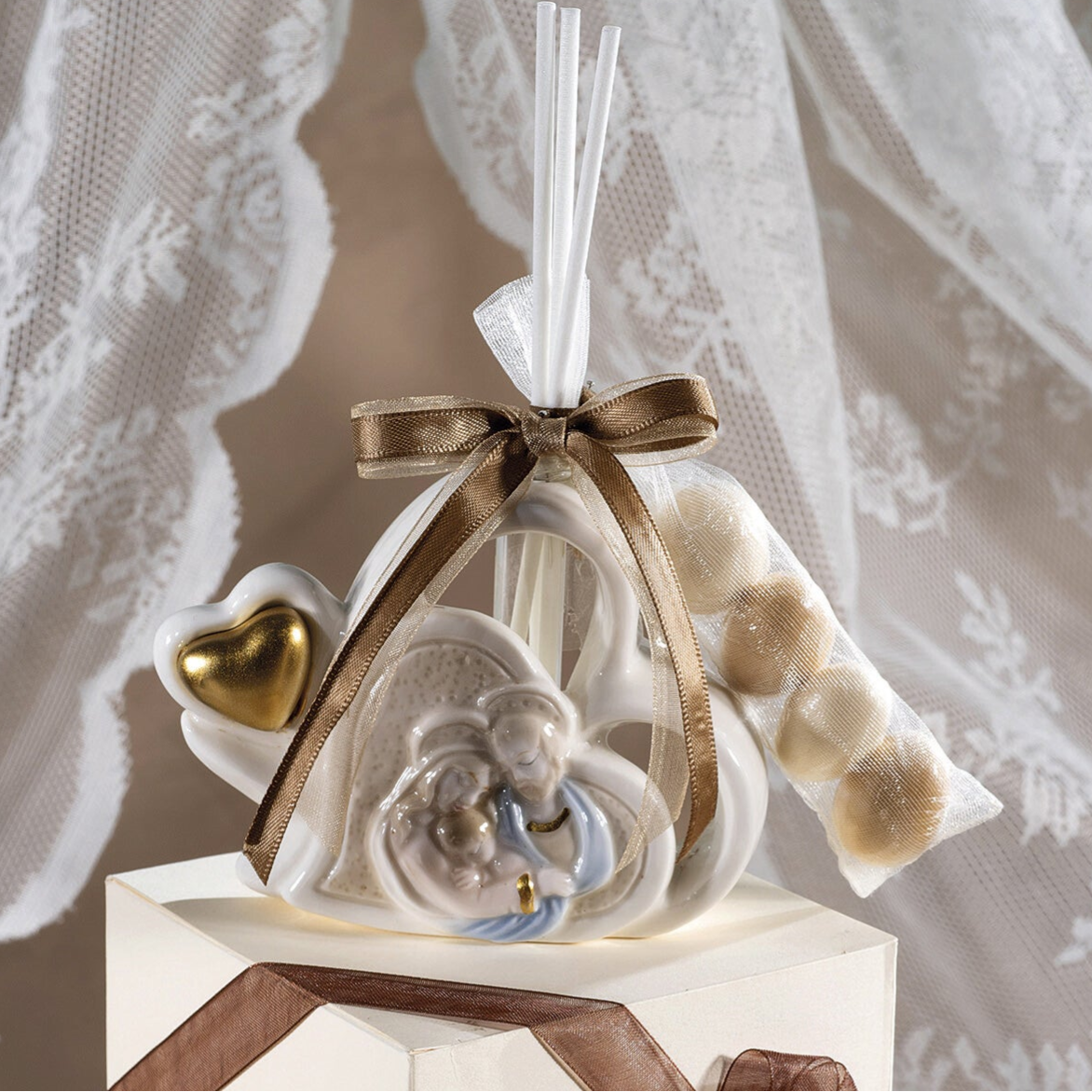 Idea bomboniera Cuore in porcellana Sacra Famiglia con stick profumati