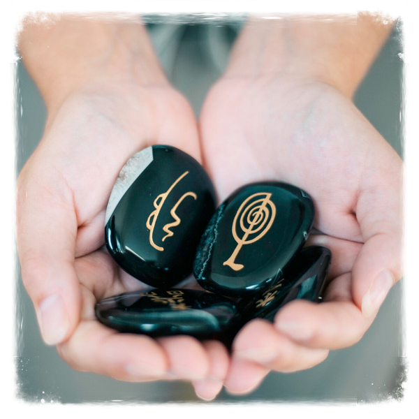 Reiki symboolstenen in houten kistje. Jade, Jaspis, Rozenkwarts of Onyx