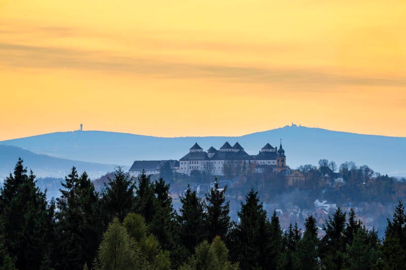 Blick auf Keilberg und Fichtelberg im Erzgebirge über die Augustusburg hinweg