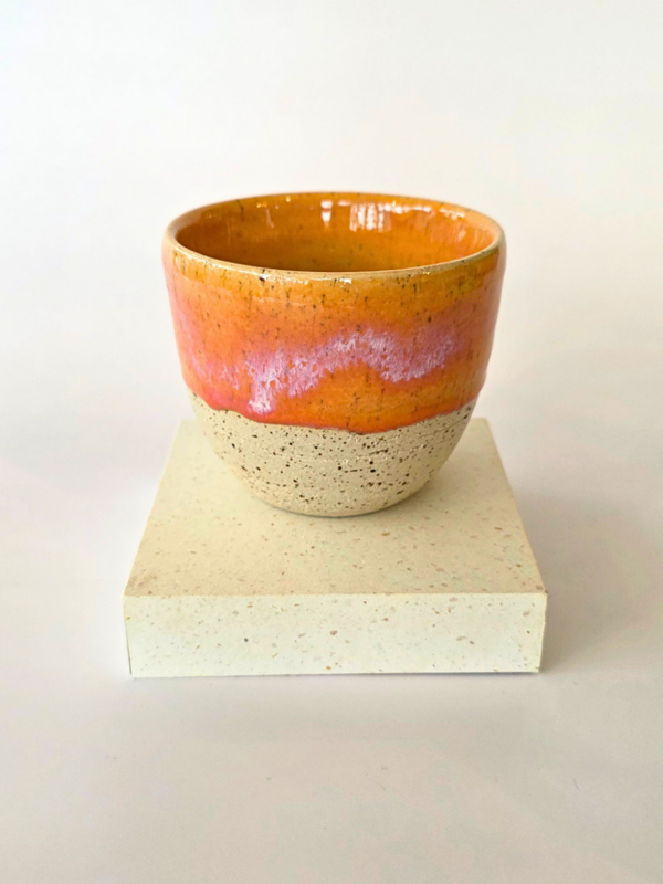 Mok zonder oor van spikkelklei - oranje