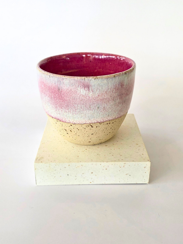 Mok zonder oor van spikkelklei - roze & rood