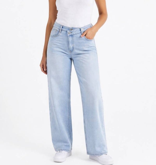 wild leg jeans met schuine knoop