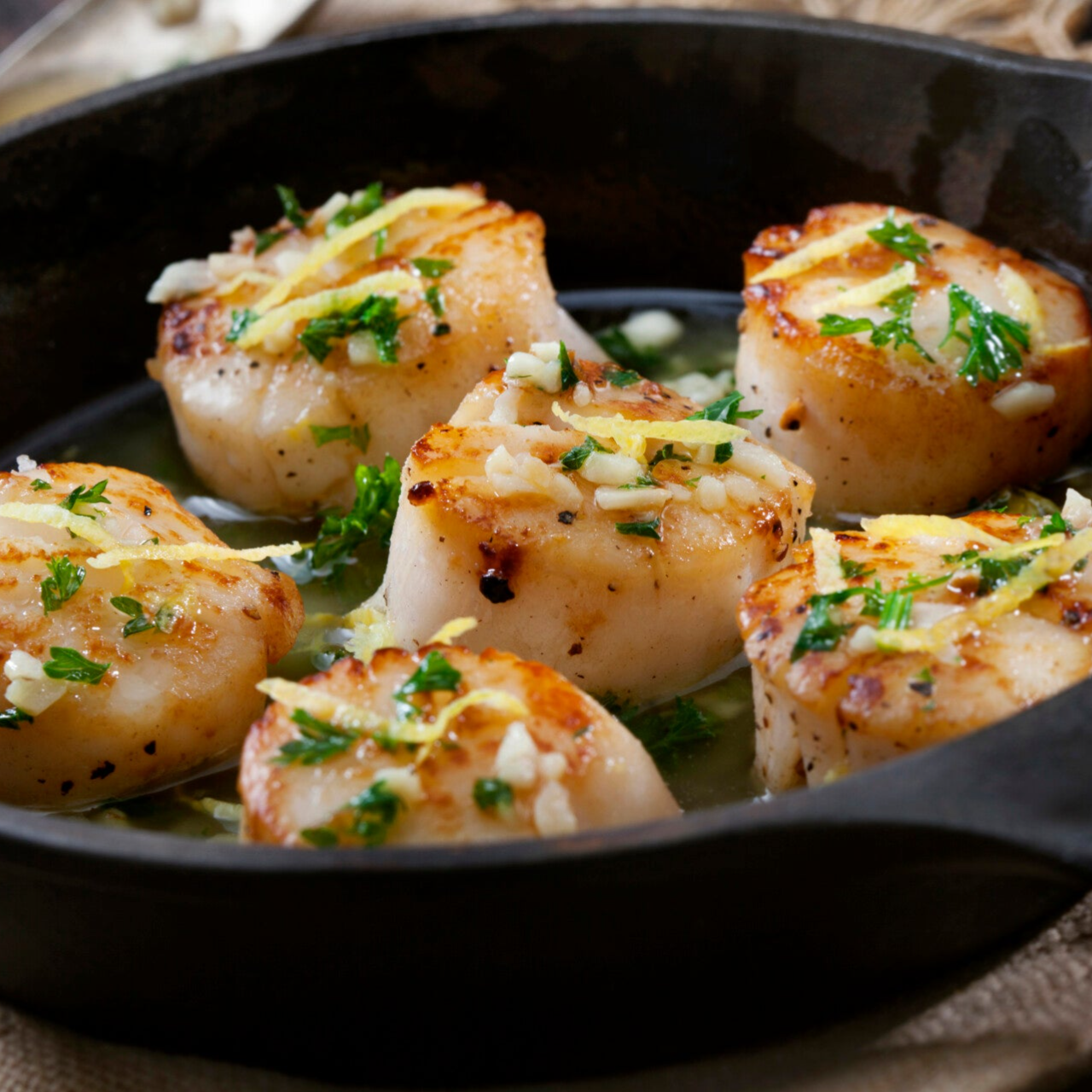 Store Japanske Kammuslinger – En Delikatesse fra ThyGourmet