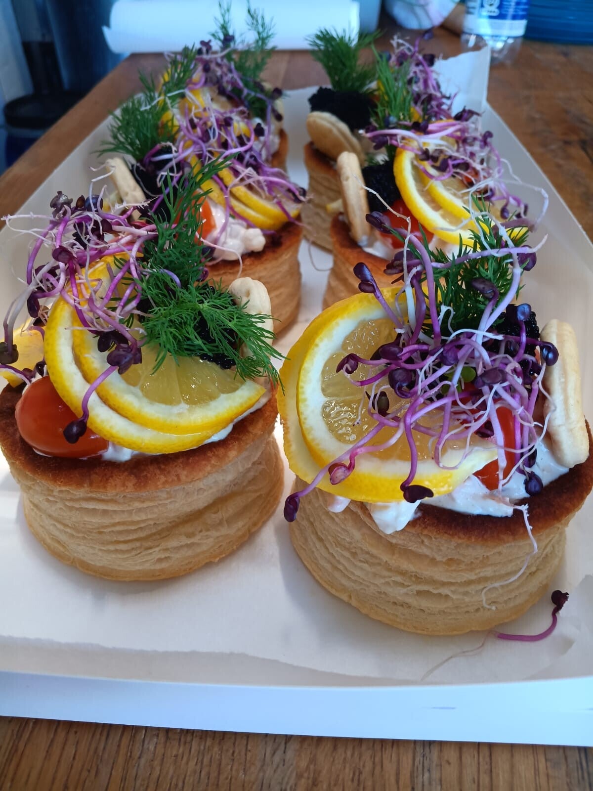 ThyGourmets landskendte tartelet fyldt med cremet rejesalat, serveret på havnen
