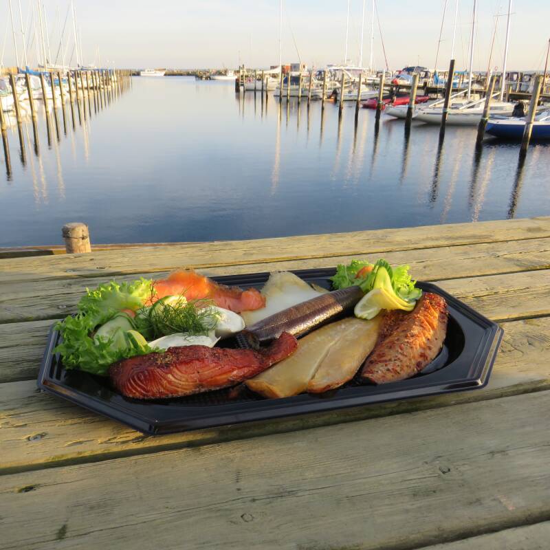 Frisk fisk i kølekasse fra ThyGourmet" or "Nyrøget laks fra eget røgeri i Amtoft