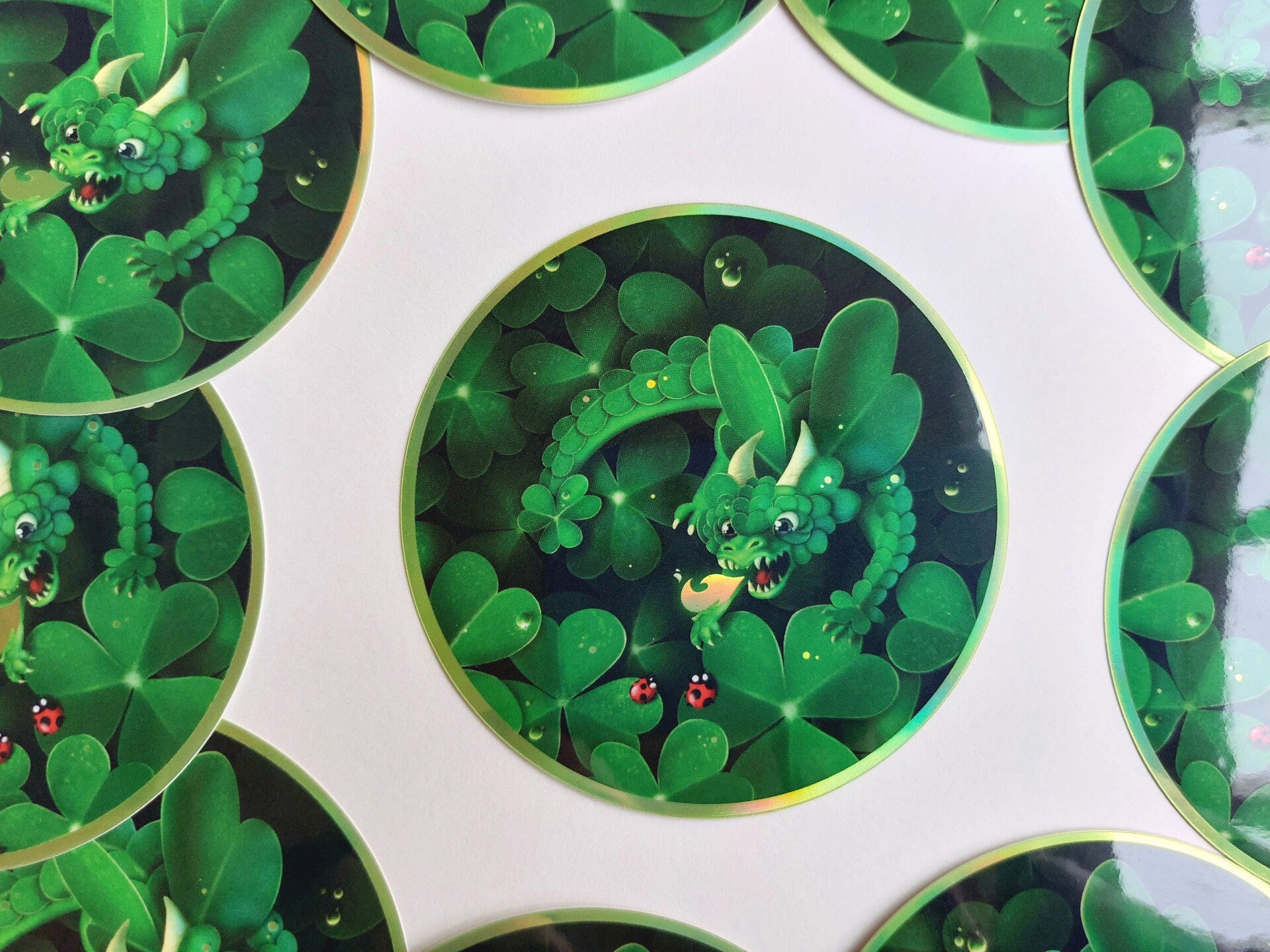 Klaverdraak sticker holografisch | journaling | scrapbooking | draken kado | draken liefhebber | planten | cute 8x8 cm (3x3 inch)