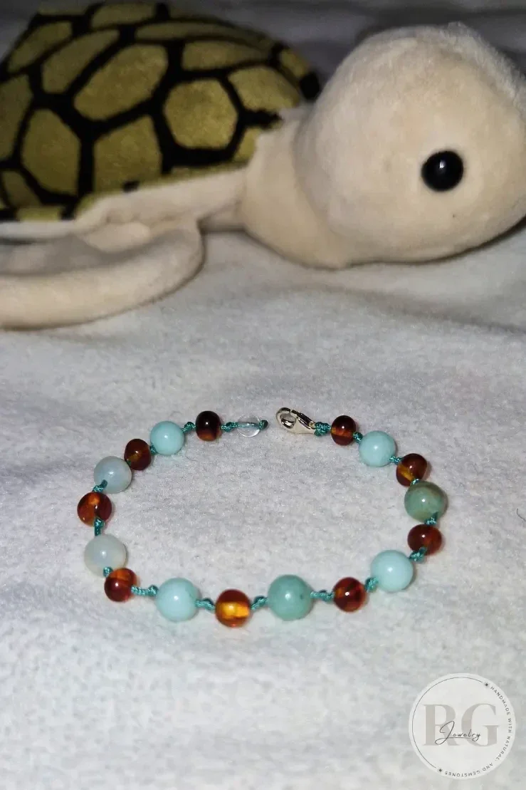 Pure by Roxanne – Babyarmbandje ‘Azure Moss’ (Barnsteen & Amazoniet)