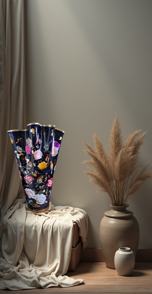 Grote handgemaakte vaas zwart bloemenmotief- 37 cm.