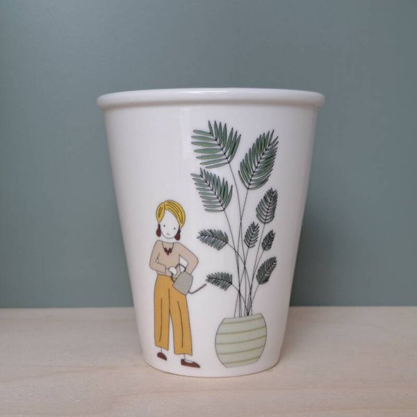 Beker - vrouw plantje water geven