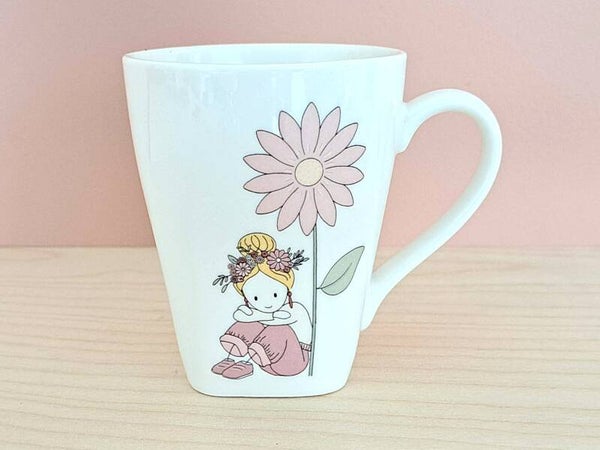 Mok - meisje dromend bij de bloemen