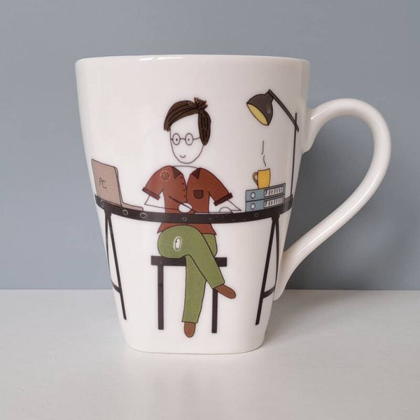 kneusje - Mok - man aan zijn bureau