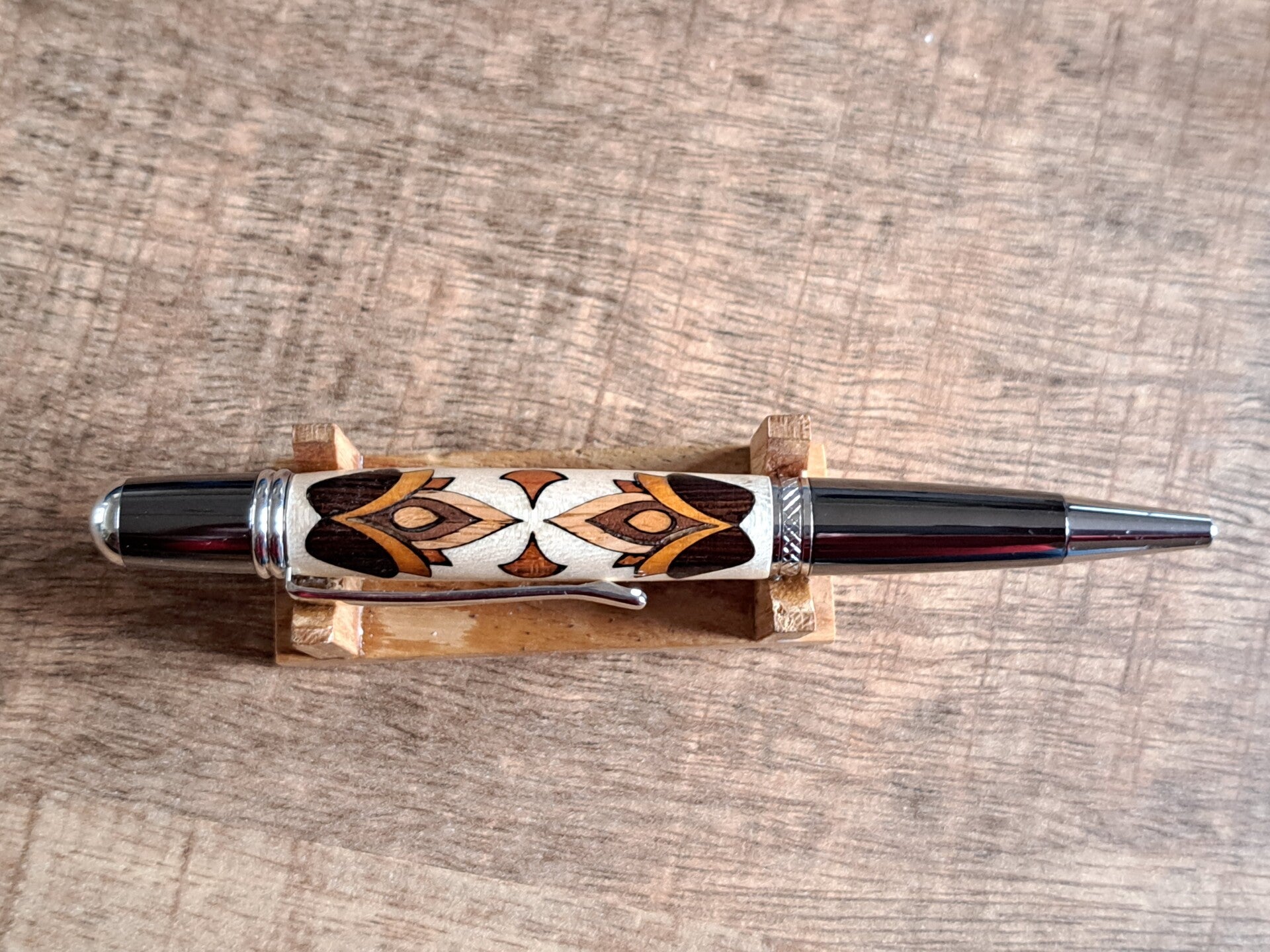 Sierra pen zwart met chroom en lotusbloemen.